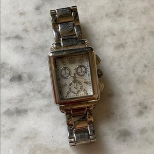 Chic Silver Watch with Mother of Pearl Dial